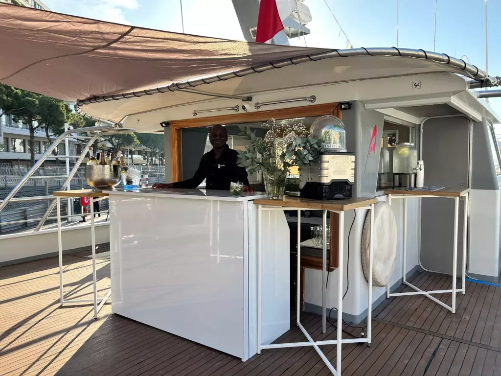 monaco-gp-boat-champagne-and-cocktail-vip-bar