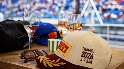 Casquette du grand prix de monaco et verres de vin